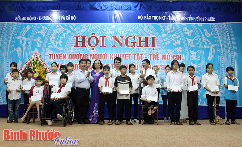 B&agrave; Dương Thị Tuyết v&agrave; &ocirc;ng Huỳnh Th&agrave;nh Chung trao học bổng cho học sinh, sinh vi&ecirc;n khuyết tật, trẻ mồ c&ocirc;i