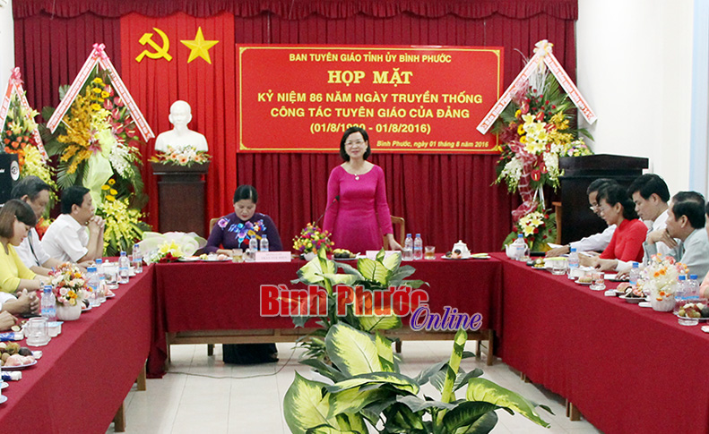 Đồng ch&iacute; Trần Tuyết Minh, Ủy vi&ecirc;n Ban Thường vụ, Trưởng ban Tuy&ecirc;n gi&aacute;o Tỉnh ủy ph&aacute;t biểu tại buổi họp mặt