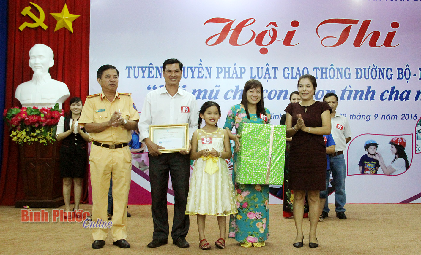 Bà Nguyễn Thị Xuân Hòa, Chủ tịch Hội LHPN tỉnh và ông Nguyễn Tuấn Kiệt, Thường trực Ban An toàn giao thông tỉnh trao giải nhất cho đội huyện Bù Đăng
