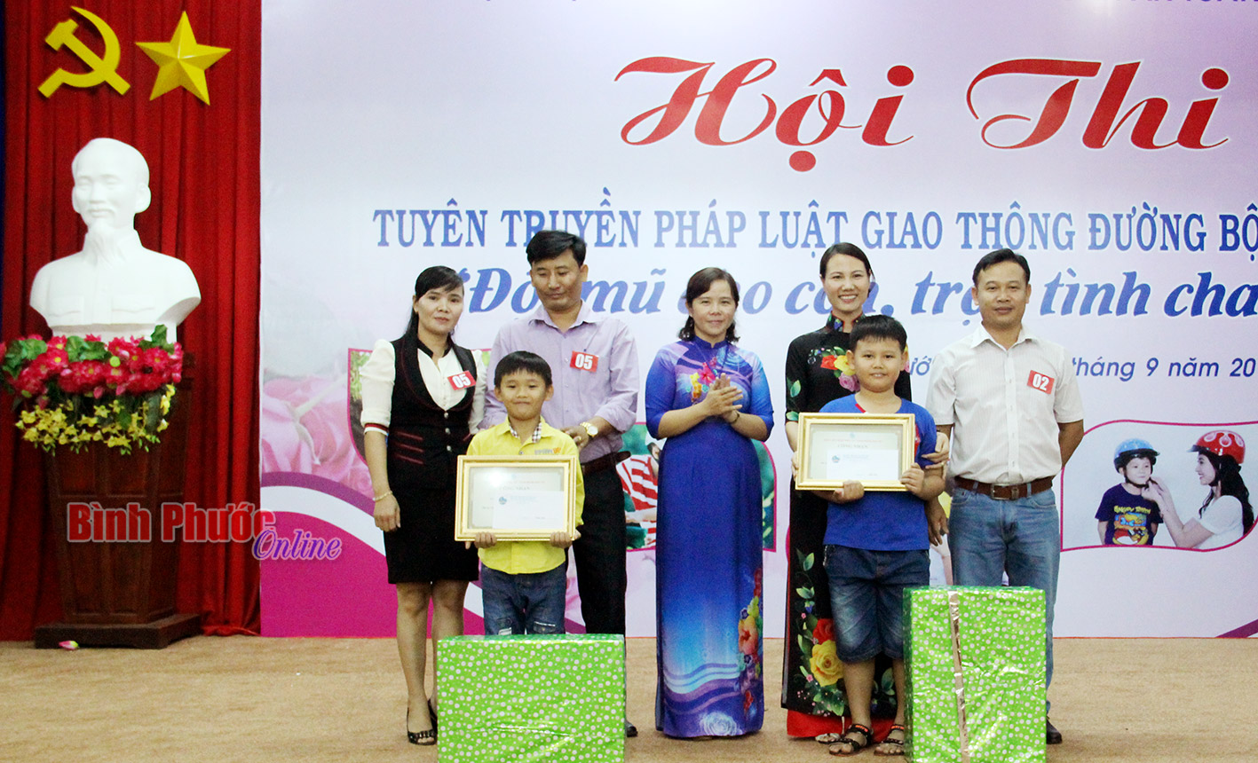 Bà Nguyễn Thị Hương Giang, Phó Chủ tịch Hội LHPN tỉnh trao giải nhì hội thi cho đội phụ nữ Công an tỉnh và huyện Bù Đốp