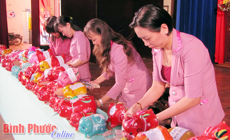 Ngày hội đập heo đất tiết kiệm xây mái ấm tình thương cho phụ nữ nghèo ở Lộc Ninh