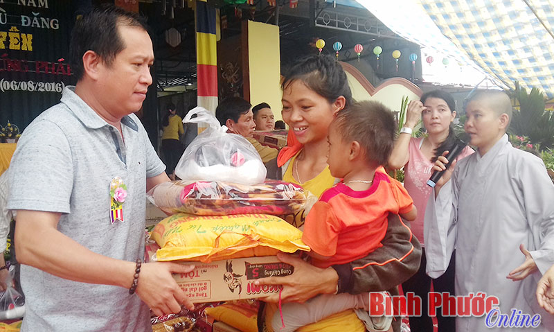 Tặng quà phật tử nghèo tại buổi lễ