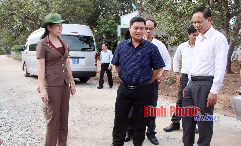 Phó chủ tịch UBND tỉnh Huỳnh Thị Hằng đi kiểm tra tiến độ làm đường giao thông ở ấp 4, xã Tân Thành
