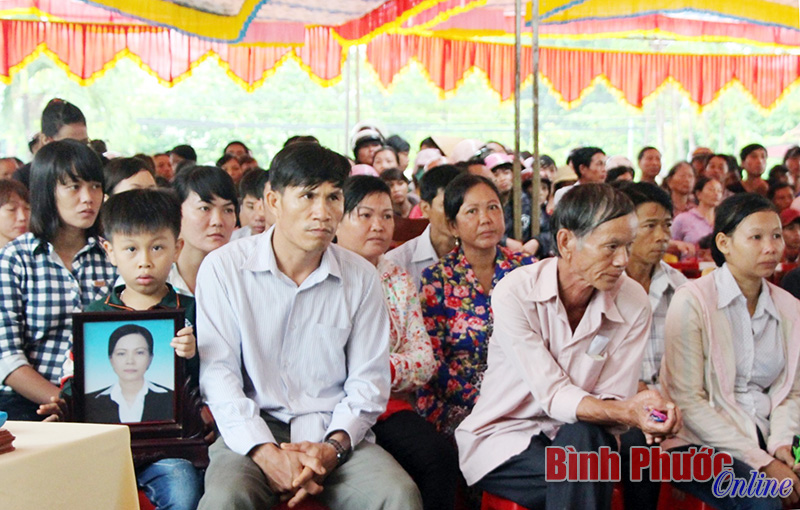 Di ảnh của chị Oanh được người nh&agrave; đưa đến dự phi&ecirc;n t&ograve;a