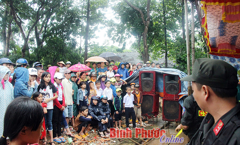 Mặc d&ugrave; trời mưa, phi&ecirc;n t&ograve;a chưa diễn ra nhưng người d&acirc;n hiếu kỳ đ&atilde; c&oacute; mặt tại khu vực x&eacute;t xử 