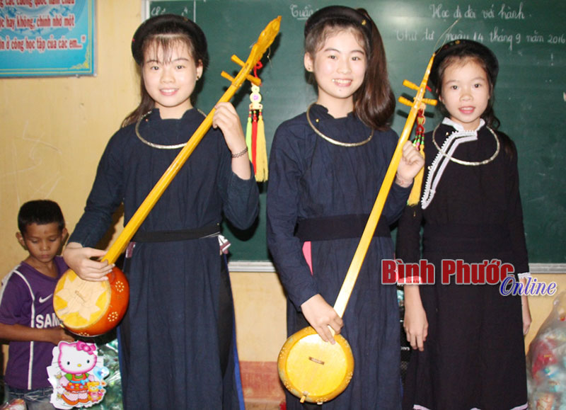 Từ trái qua Thùy Trang, Ngọc Anh và Lê Hiền đam mê môn nghệ thuật đàn tính, hát then của dân tộc