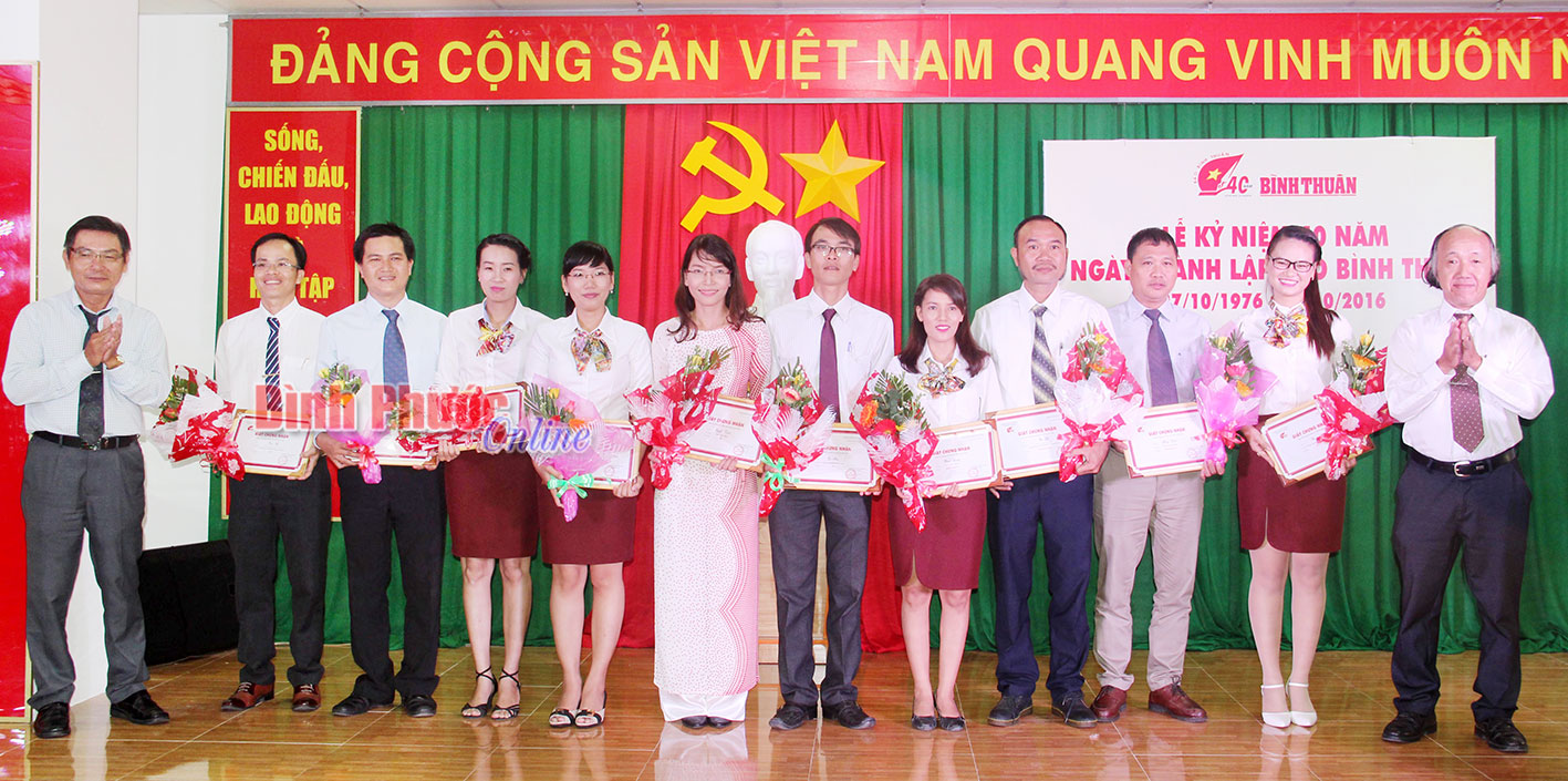 Các phóng viên có tác phẩm báo chí chất lượng cao được ban biên tập báo Bình Thuận tặng thưởng