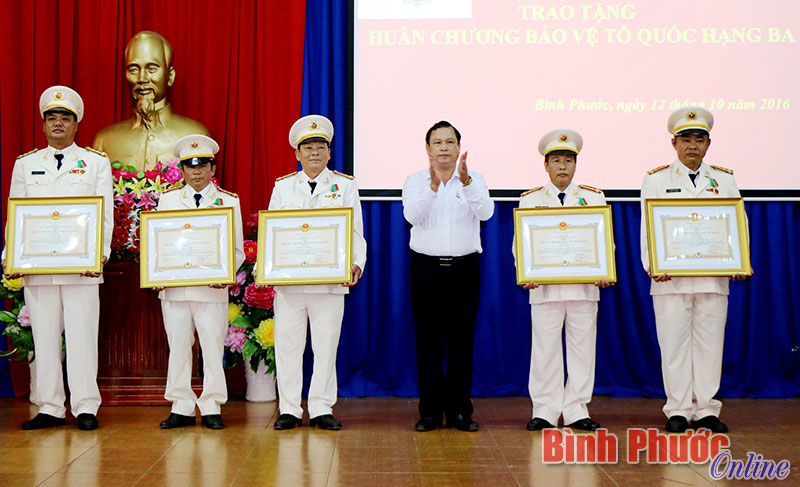 Thừa ủy quyền của Chủ tịch nước, Chủ tịch UBND tỉnh Nguyễn Văn Trăm trao Hu&acirc;n chương Bảo vệ Tổ quốc hạng Ba cho c&aacute;c c&aacute; nh&acirc;n tại buổi lễ