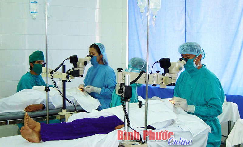 Các bác sĩ Bệnh viện Đa khoa tỉnh Bình Phước phối hợp với tổ chức từ thiện mổ mắt miễn phí cho người nghèo bị bệnh về mắt