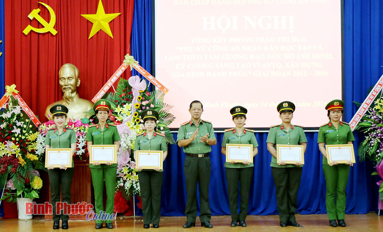 Đại tá Huỳnh Văn Sách trao giấy khen cho các tập thể đạt thành tích xuất sắc trong phong trào thi đua giai đoạn 2012-2016