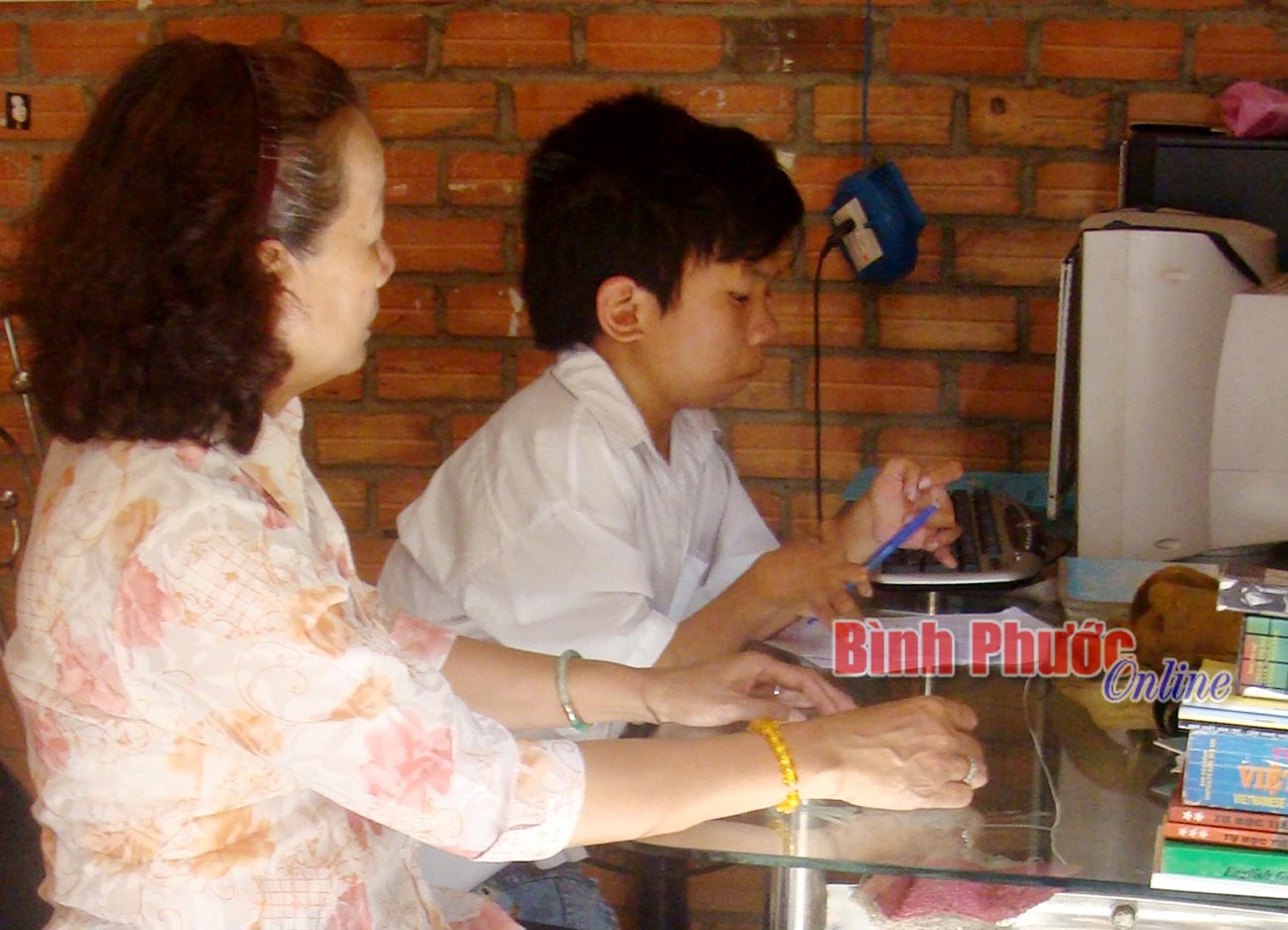 •	Bà Dương Thị Tuyết, Phó chủ tịch thường trực Hội bảo vệ người khuyết tật, trẻ mồ côi và bệnh nhân nghèo tỉnh Bình Phước thăm một trường hợp khuyết tật trong tỉnh