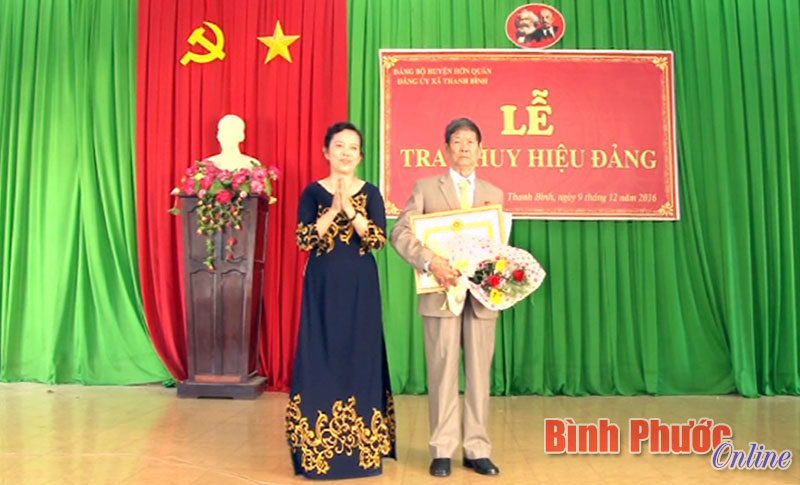 Đồng ch&iacute; Mai Xu&acirc;n Nhớ trao Huy hiệu 50 năm tuổi Đảng cho đảng vi&ecirc;n Nguyễn Đ&igrave;nh Phượng