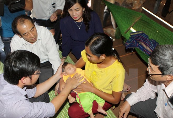 Đoàn công tác của Bộ Y tế thăm khám cho bệnh nhi bị dị tật đầu nhỏ vào ngày 18-10