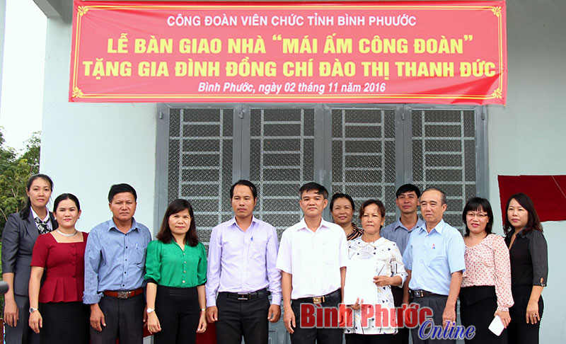 Công đoàn viên chức tỉnh bàn giao “Mái ấm công đoàn” cho gia đình chị Đức