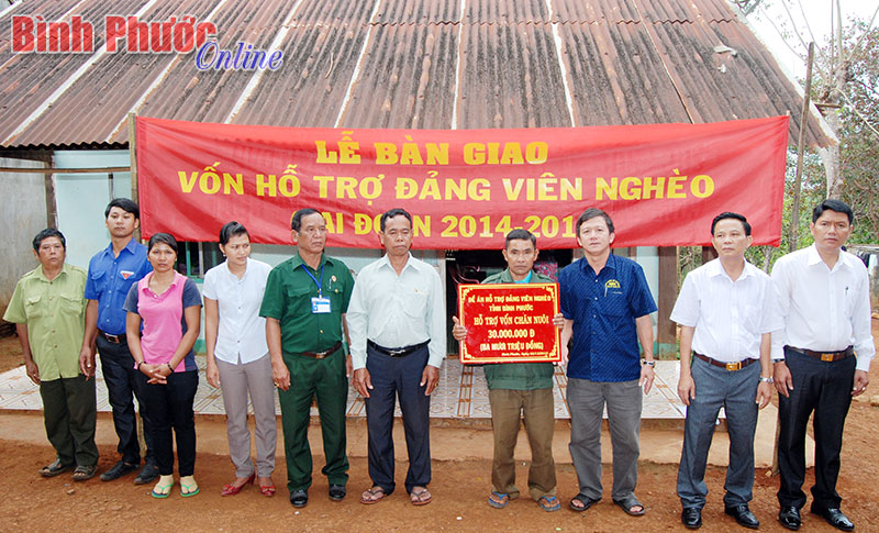 Đảng viên Điểu Nớp nhận nguồn vốn hỗ trợ