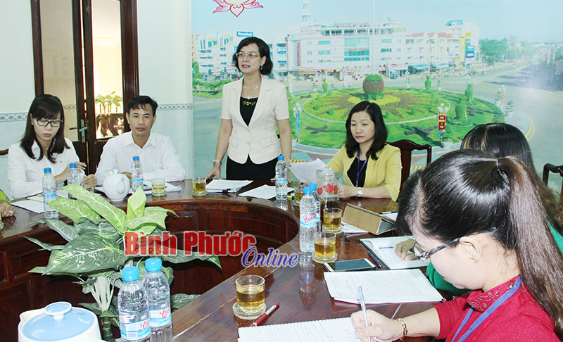 Đồng ch&iacute; Trần Tuyết Minh, Trưởng ban Văn h&oacute;a - X&atilde; hội HĐND tỉnh ph&aacute;t biểu chỉ đạo tại buổi gi&aacute;m s&aacute;t 