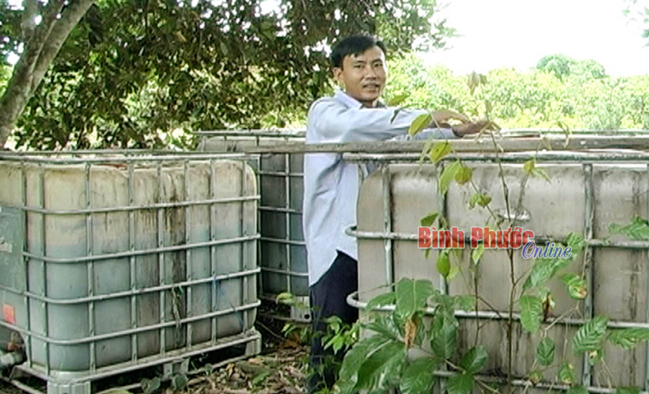 Anh Mai Thanh Sơn với các thùng ủ phân cá vi sinh để bón cho cây trồng