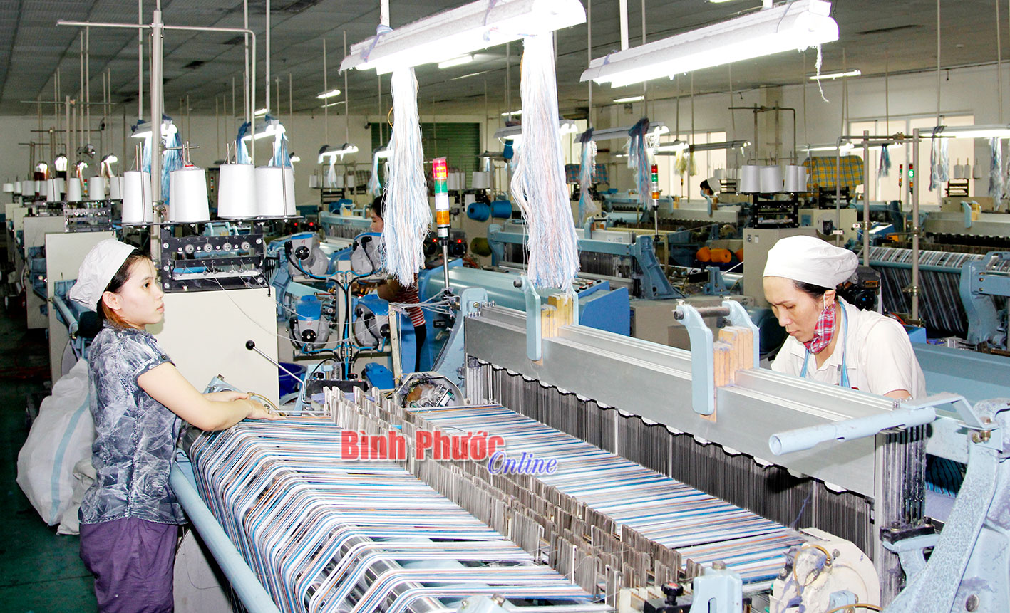 T&igrave;nh h&igrave;nh kinh tế sẽ c&oacute; nhiều kh&oacute; khăn, tạo &aacute;p lực cho thu ng&acirc;n s&aacute;ch. Trong ảnh, c&ocirc;ng nh&acirc;n C&ocirc;ng ty TNHH Nantong, Khu c&ocirc;ng nghiệp Minh Hưng - H&agrave;n Quốc l&agrave;m việc - Ảnh: K.B