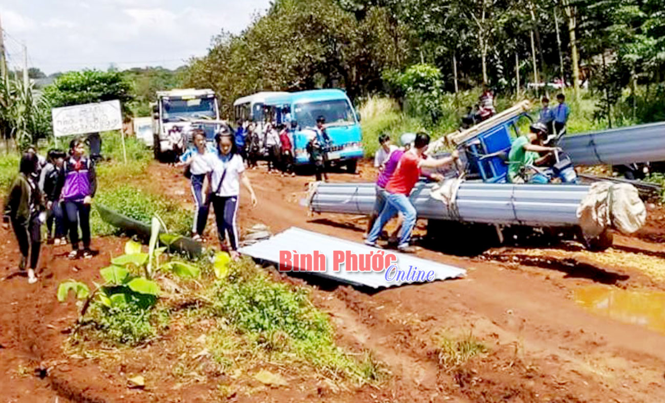 Học sinh khổ vì đường xuống cấp