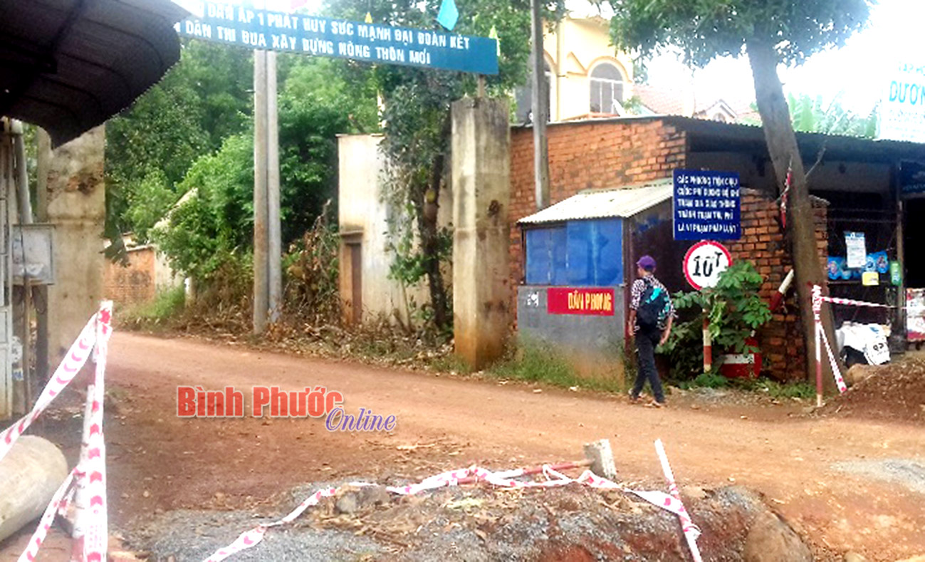 Không được lập barie, nhân dân ấp 1 tháo gỡ và thay bằng điểm chốt dân phòng, biển cảnh báo. Việc “chạm vào ý thức” tài xế vẫn chưa hạn chế được xe né trạm.  