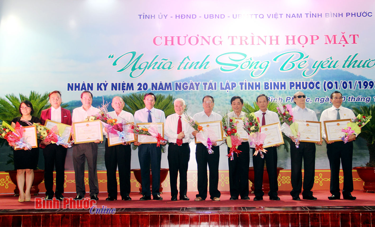 Bí thư Tỉnh ủy Nguyễn Văn Lợi trao bằng khen của Chủ tịch UBND tỉnh cho các cá nhân tại buổi họp mặt