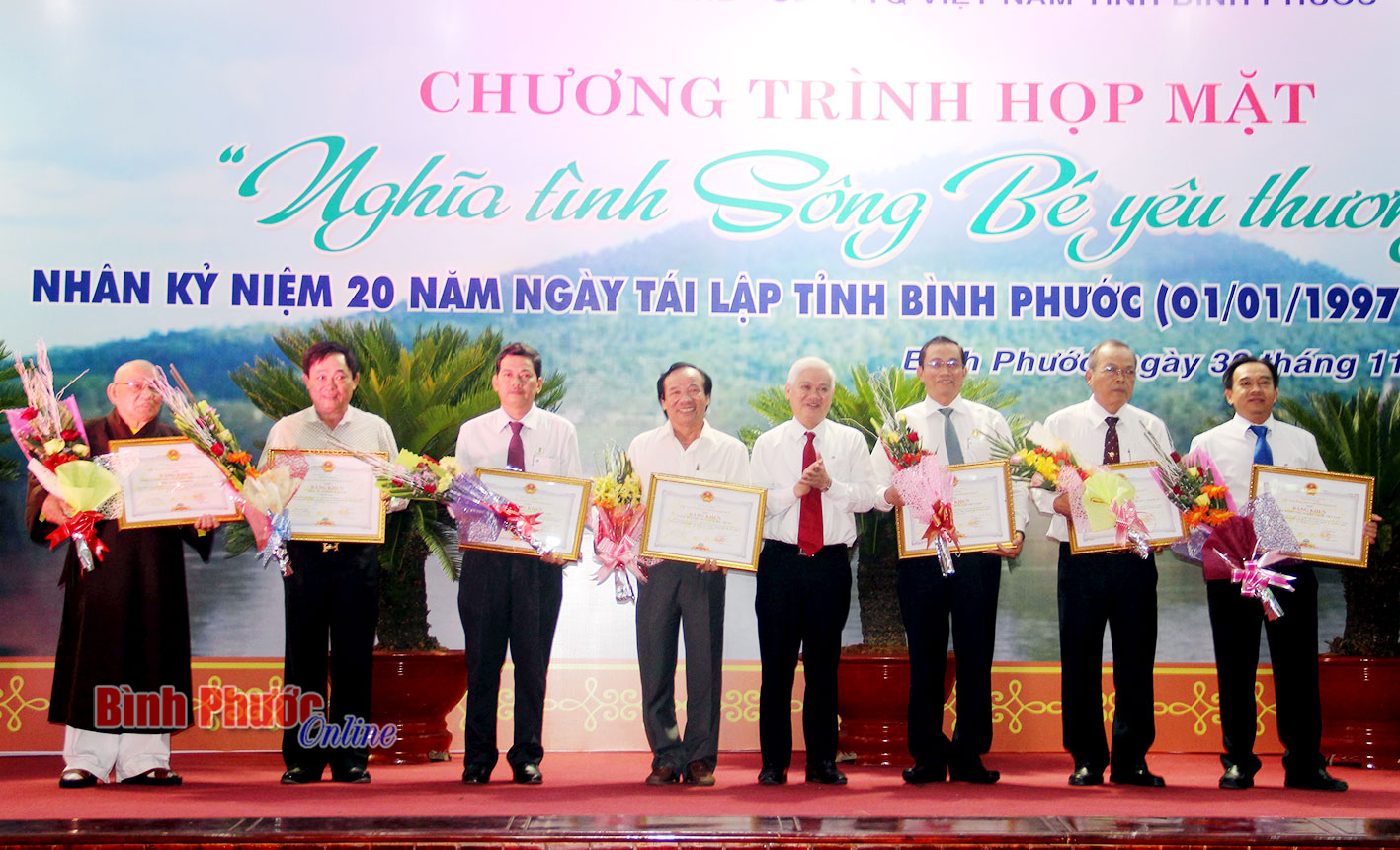Bí thư Tỉnh ủy Nguyễn Văn Lợi trao bằng khen của Chủ tịch UBND tỉnh cho các tập thể tại buổi họp mặt
