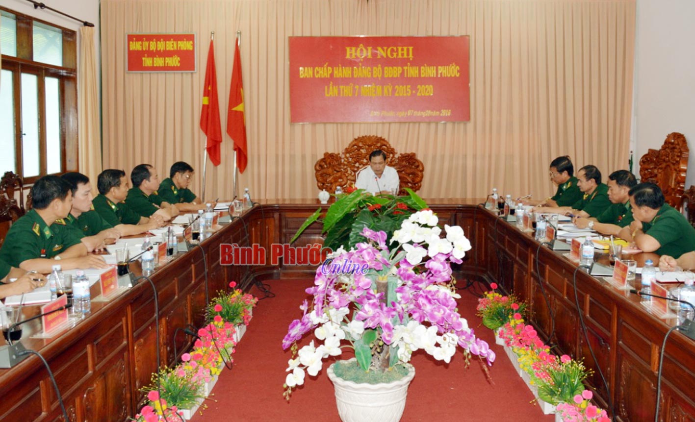  Đồng ch&iacute; Nguyễn Văn Trăm, Ph&oacute; b&iacute; thư Tỉnh ủy, Chủ tịch UBND tỉnh chỉ đạo hội nghị