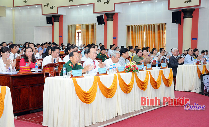 C&aacute;c đại biểu ch&uacute;c mừng th&agrave;nh c&ocirc;ng của kỳ họp