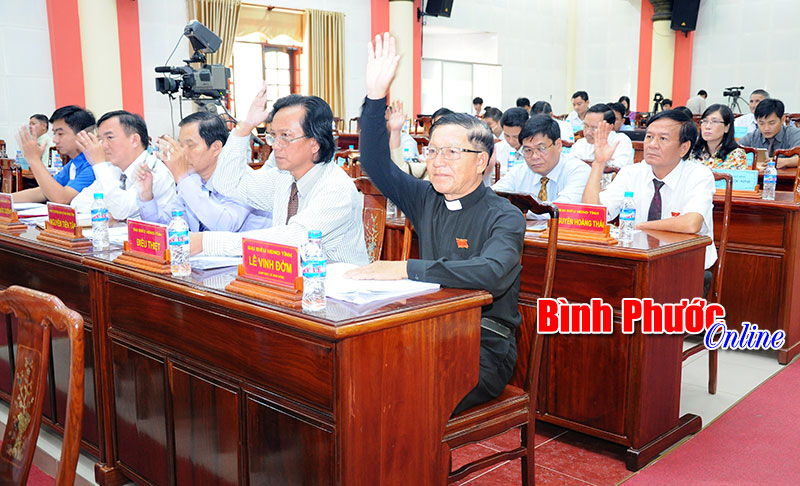 100% đại biểu biểu quyết th&ocirc;ng qua Nghị quyết về chế độ ch&iacute;nh s&aacute;ch đối với gi&agrave; l&agrave;ng, người c&oacute; uy t&iacute;n trong đồng b&agrave;o d&acirc;n tộc thiểu số tr&ecirc;n địa b&agrave;n tỉnh