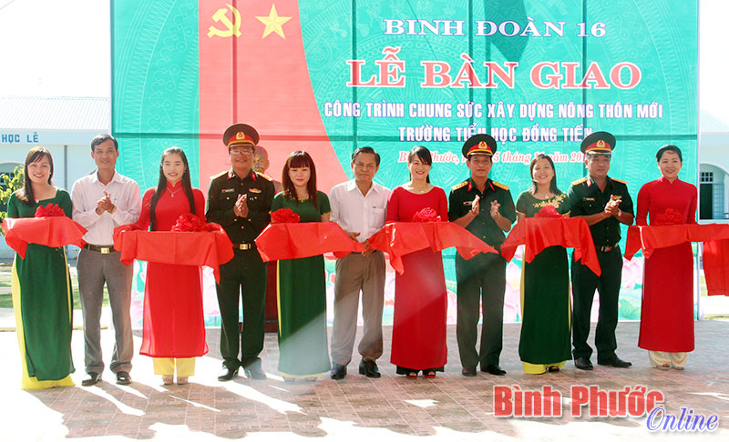 Lãnh đạo Binh đoàn 16, huyện Đồng Phú và xã Đồng Tiến cắt băng khánh thành công trình