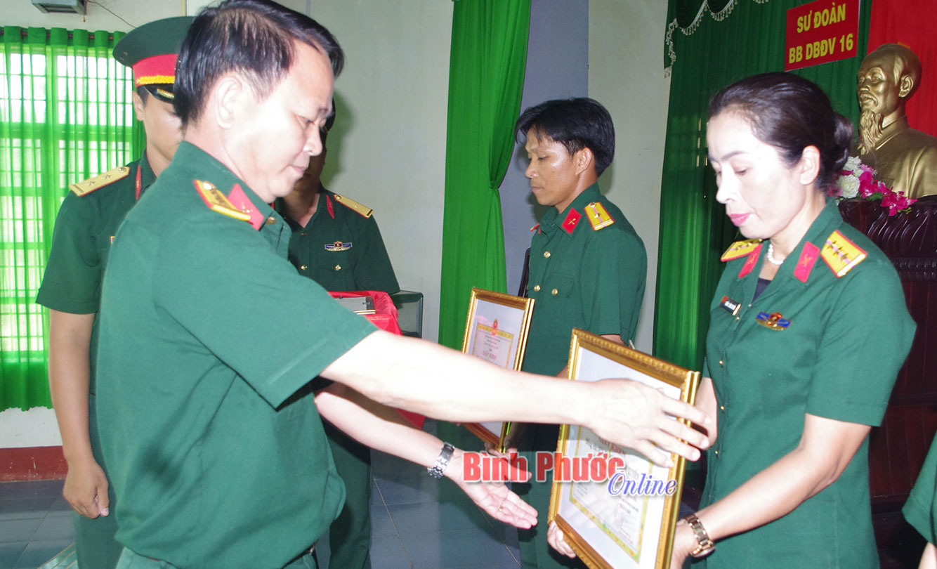 Đại tá Nguyễn Văn Nghĩa, Phó Sư đoàn trưởng - Tham mưu trưởng Sư đoàn trao tặng giấy khen các học viên