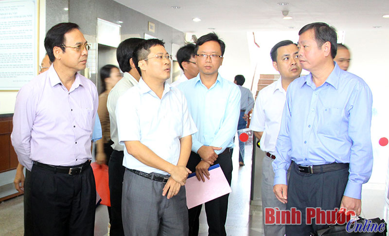 Ph&oacute; chủ tịch UBND tỉnh Huỳnh Anh Minh (b&ecirc;n phải) trao đổi với l&atilde;nh đạo tỉnh Quảng Ninh về việc x&acirc;y dựng TTHCC