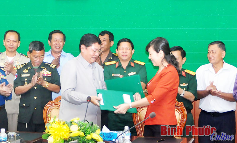 Ph&oacute; chủ tịch UBND tỉnh Huỳnh Thị Hằng c&ugrave;ng Ph&oacute; tỉnh trưởng Hưa Si Dem trao đổi bi&ecirc;n bản thỏa thuận k&yacute; kết 