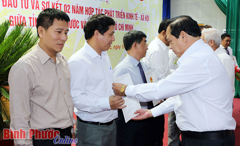 Lãnh đạo tỉnh Bình Phước đã trao chứng nhận đầu tư cho 19 doanh nghiệp