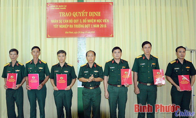 Đại tá Nguyễn Quốc Bình trao quyết định điều động, bổ nhiệm cho các sĩ quan