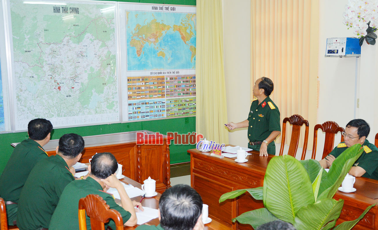 Đại tá Nguyễn Quốc Bình giới thiệu với đoàn cán bộ Học viện Lục quân về đặc điểm tình hình của tỉnh Bình Phước