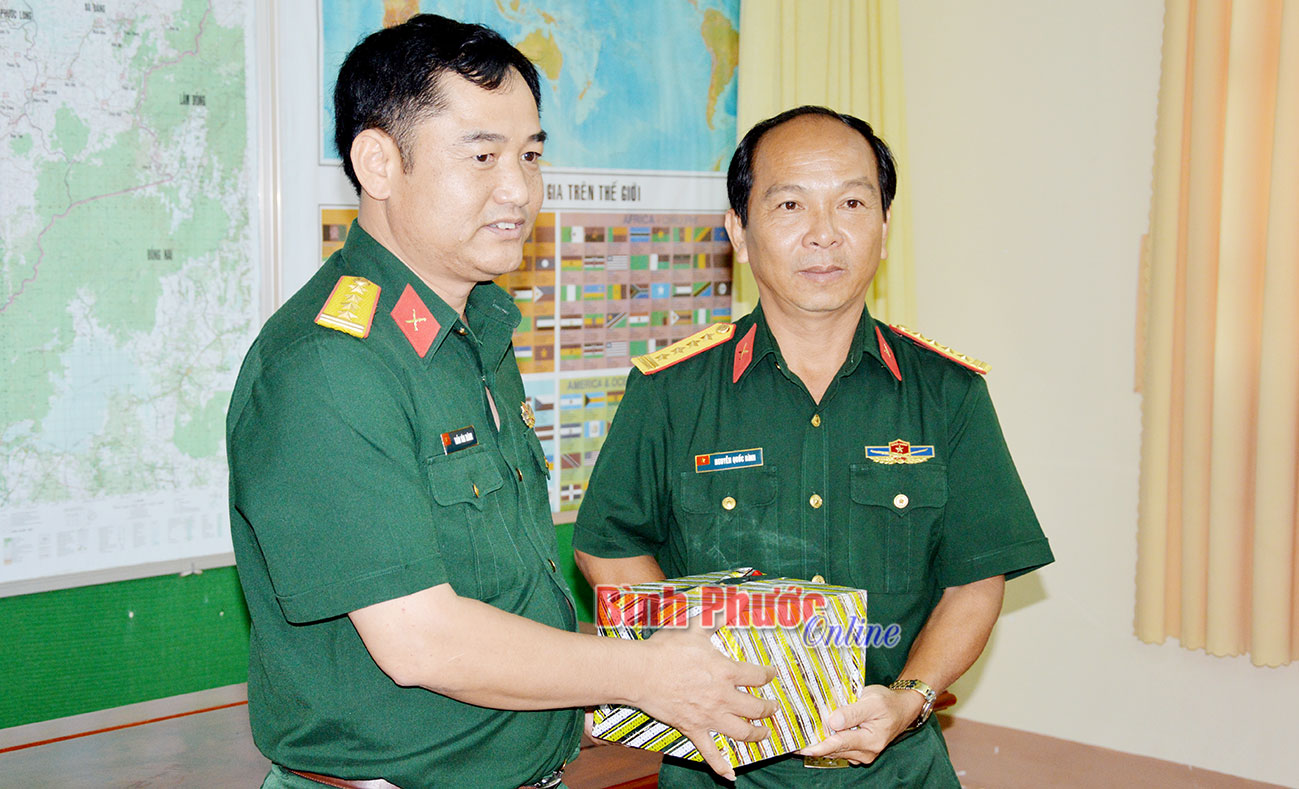 Đại tá Nguyễn Văn Thành tặng quà lưu niệm cho Bộ CHQS tỉnh Bình Phước