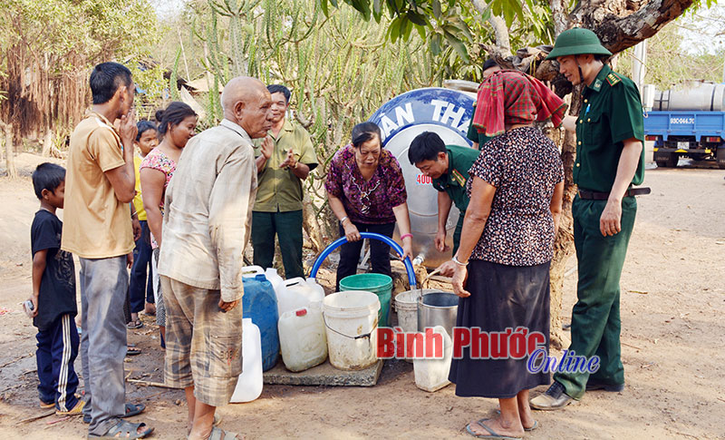 Bộ đội biên phòng cấp nước sạch cho nhân dân vùng biên trong mùa khô 2016 - Ảnh: Hồng Ánh