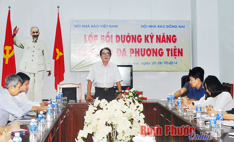 Ông Mai Sông Bé, Giám đốc Đài PT-TH, Phó chủ tịch Hội Nhà báo tỉnh Đồng Nai trao đổi thông tin tại buổi khai mạc lớp bồi dưỡng