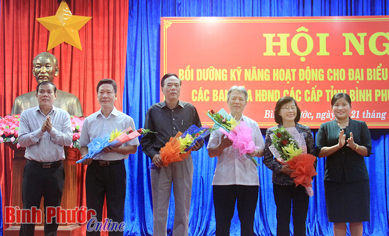 L&atilde;nh đạo tỉnh tặng hoa c&aacute;c chuy&ecirc;n gia trong buổi khai mạc hội nghị