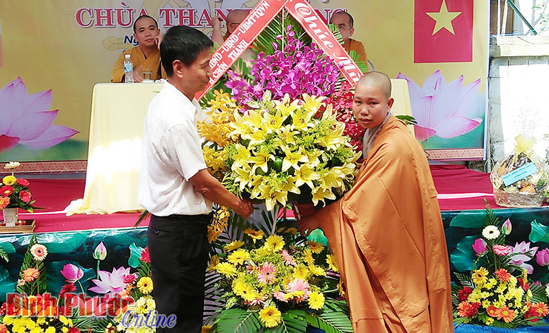 Ph&oacute; chủ tịch UBMTTQVN huyện Nguyễn Văn Nghiễm tặng hoa ch&uacute;c mừng ch&ugrave;a Thanh Thắng