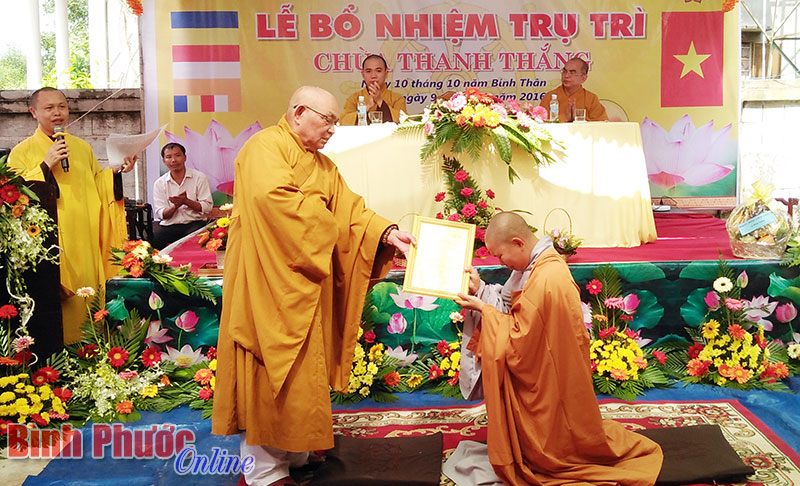 H&ograve;a thượng Th&iacute;ch Nhuận Thanh, Trưởng ban trị sự Gi&aacute;o hội Phật gi&aacute;o tỉnh trao quyết định cho sư c&ocirc; Th&iacute;ch Nữ Th&aacute;nh Hiền