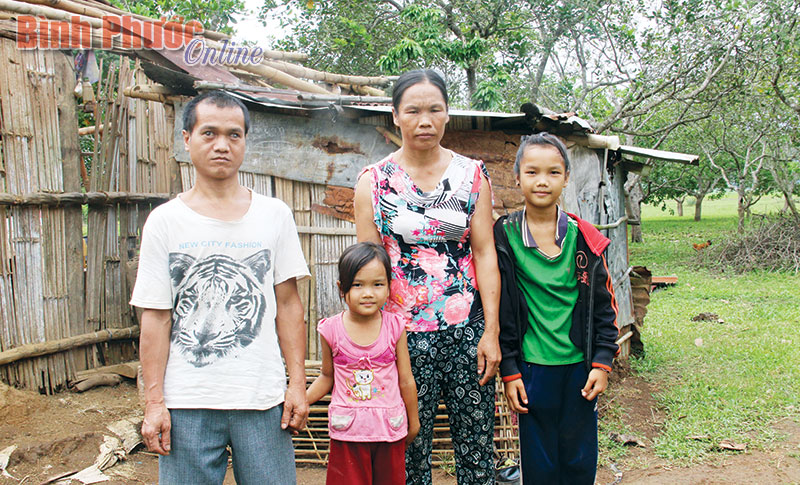 Gia đình chị Nùng Thị Viễn (dân tộc Tày) ở thôn 1 xã Đăng Hà là hộ nghèo được cấp thẻ BHYT