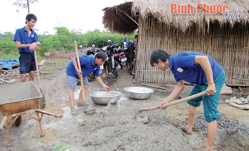 Đoàn viên thanh niên huyện Chơn Thành hỗ trợ hộ đồng bào DTTS nghèo xã Quang Minh xây nhà