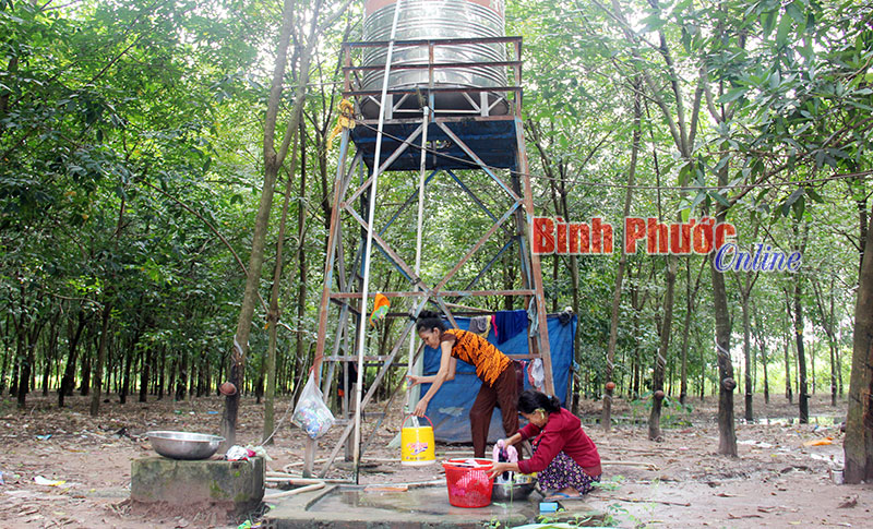 Đồng bào S’tiêng ở khu định canh, định cư xã An Phú (Hớn Quản) sử dụng nước sinh hoạt từ giếng nước tập trung