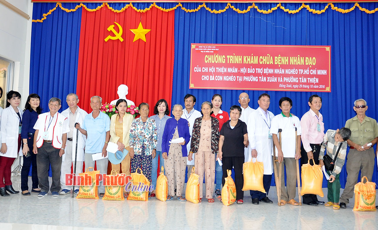 Niềm vui của người dân khi được đoàn khám bệnh, phát thuốc và tặng quà