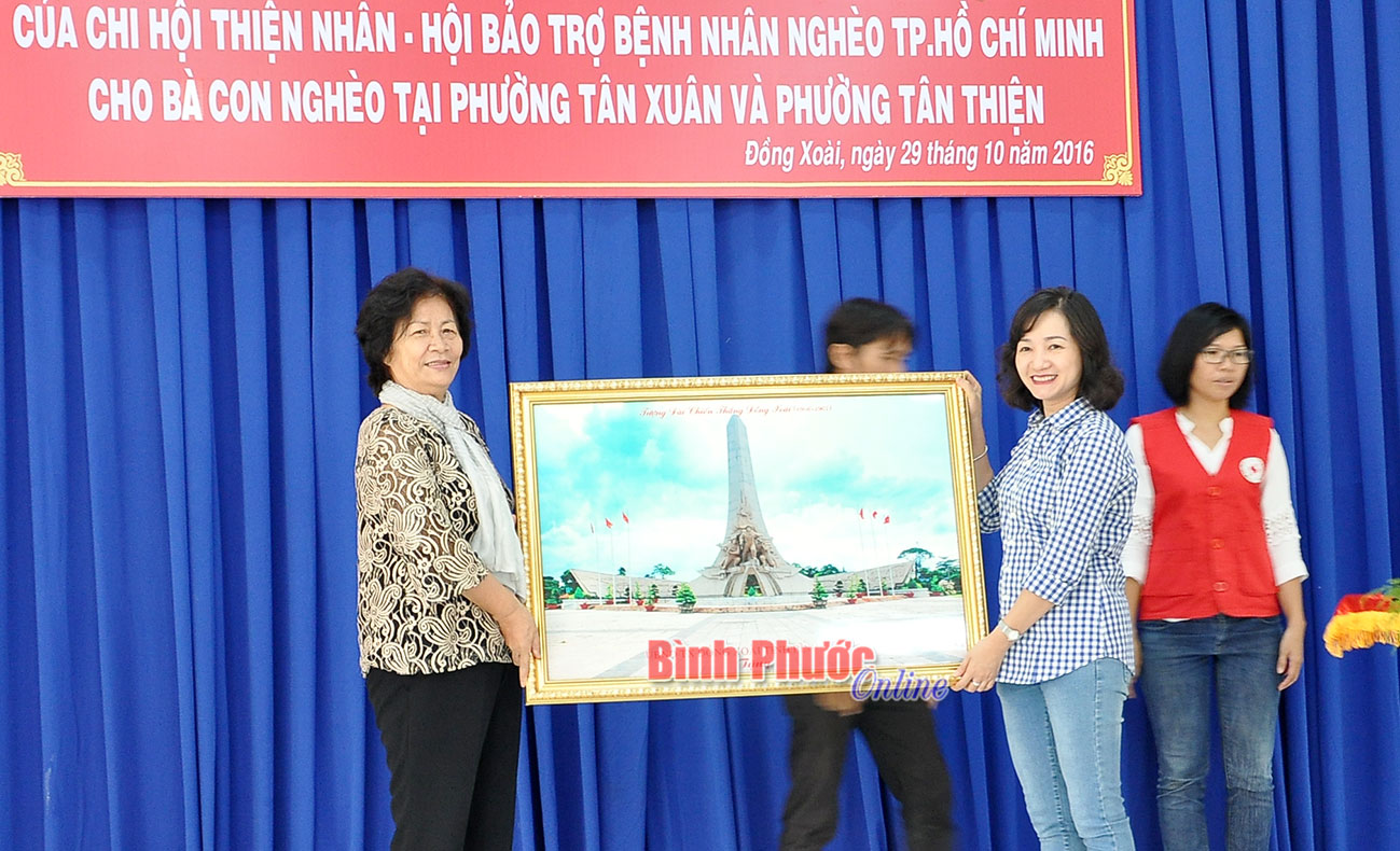 Phó chủ tịch UBND thị xã Đồng Xoài Bùi Thị Minh Thúy (bên phải) tặng đoàn món quà lưu niệm