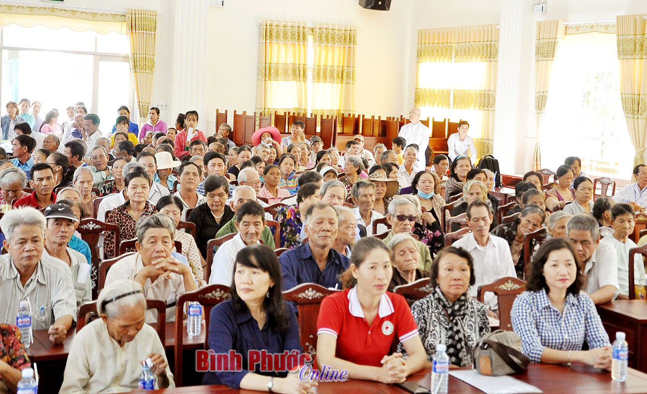 300 người dân hai phường Tân Thiện, Tân Xuân ấm lòng trước tình cảm vì cộng đồng của đoàn từ thiện