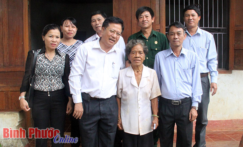 Lãnh đạo huyện Bù Đăng thăm bà Điểu Thị Hà Rốt, nguyên Phó chủ tịch UBND huyện Bù Đăng, là đối tượng có công dịp kỷ niệm Ngày thương binh - liệt sĩ 27-7-2016