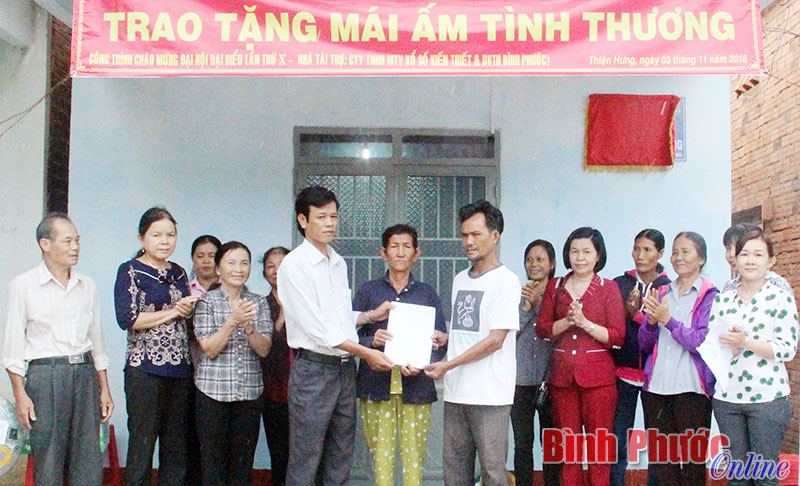 Đại diện UBND xã Thiện Hưng trao quyết định bàn giao nhà cho gia đình bà Huỳnh Thị Lần ở thôn 4